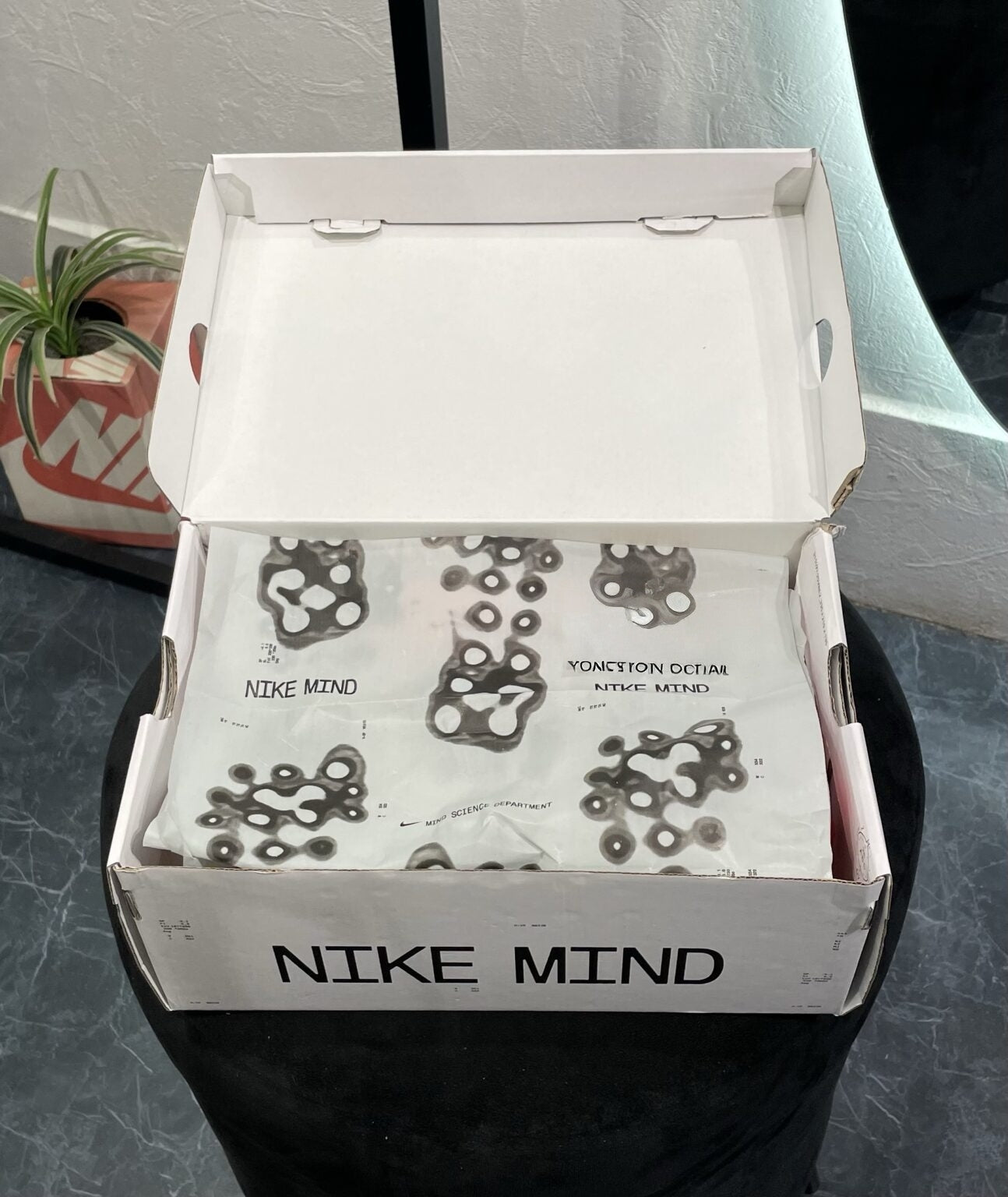 NIKE MIND 001 SOLAR RED