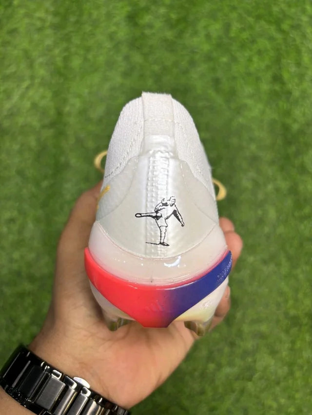 Predator Foldover Elite Next-gen White Gold Colour FG With Lace